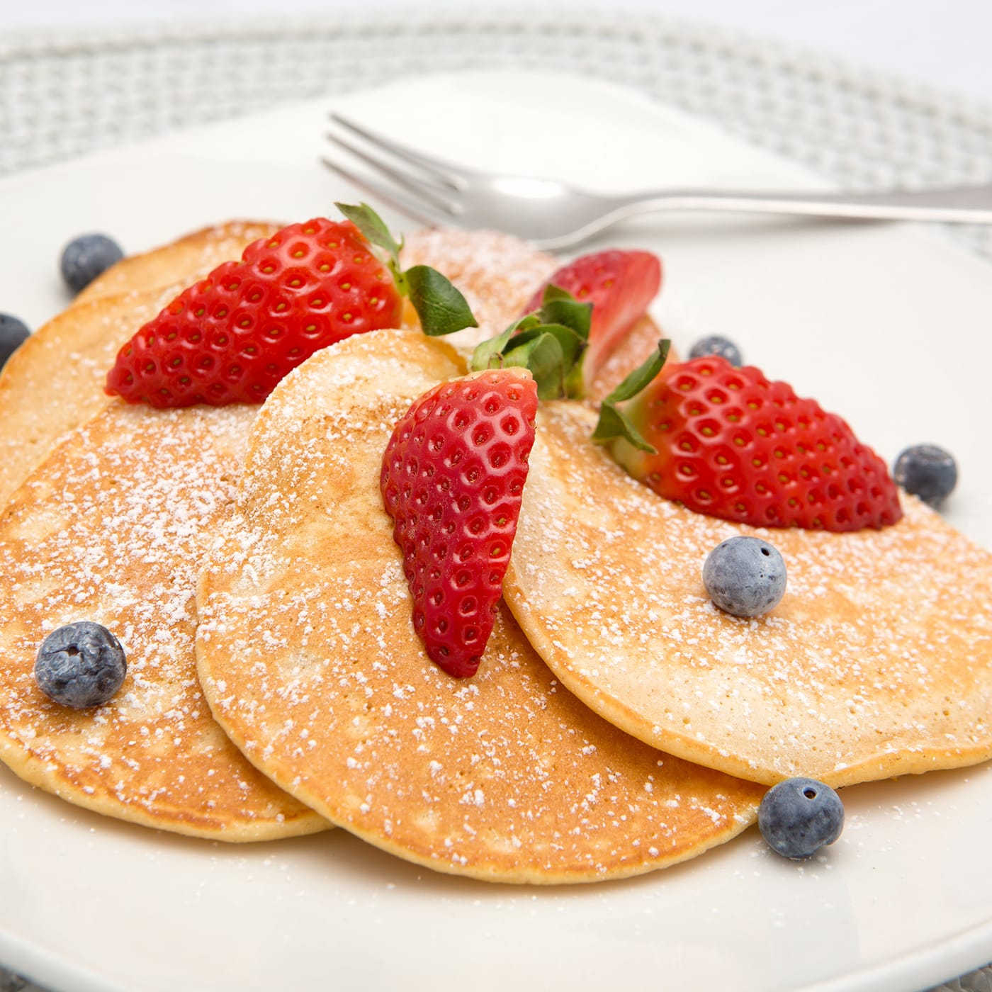 Vältä ruokahävikkiä ja leivo pannukakkuja. Jos jääkaapissa on maitoa, kermaviiliä tai kirnuvoita, joiden päiväykset ovat käymässä vähiin, pystyt vielä hyödyntämään tuotteita monella tapaa. Tässä yksi herkullinen resepti, lisää löydät Juustoportin nettisivuilta.
