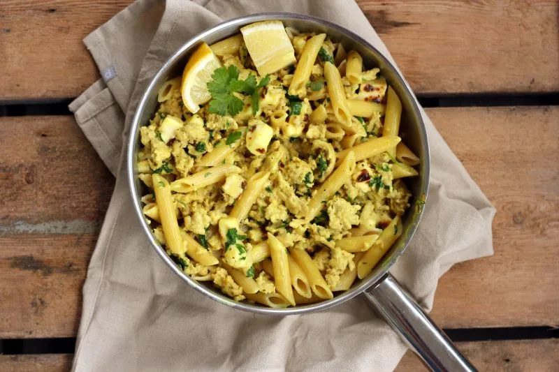 pasta kanalla ja leipäjuustolla