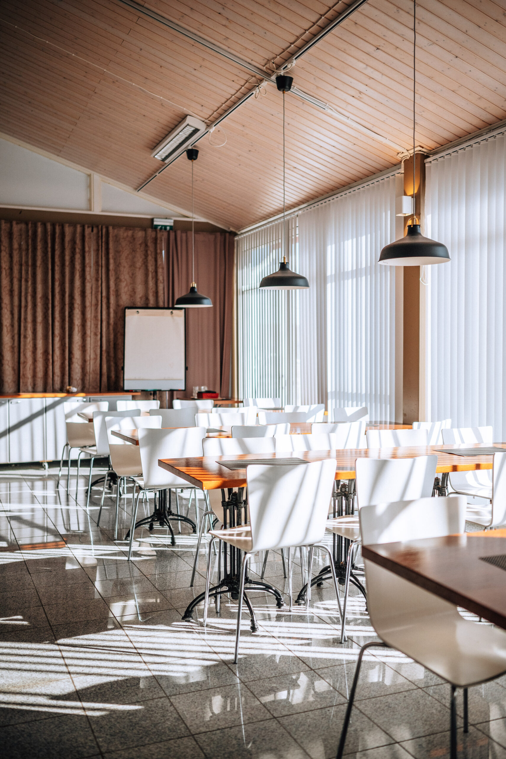 Kokoustila Juustoportilta. Liikenneasemilla on erikokoisia tiloja, joista voi valita omaan tarkoitukseen parhaiten sopivan. Nettisivuiltamme löydät tietoja valmiista kokouspaketeistamme. Tiloja voi varata koko päiväksi, puoleksi päiväksi tai tietyksi ajaksi. Tarjoiluvaihtoehdot räätälöidään yhdessä sen mukaan, mikä teille sopii parhaiten. Tilan varaaminen on helppoa nettisivujemme kautta. Voit myös soittaa suoraan liikenneasemille.