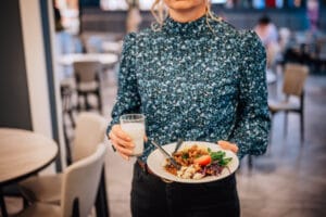 Meillä on tarjolla maittava ja runsas noutopöytä päivittäin. Käytämme suomalaista lihaa ja suosimme Juustoportin omia tuotteita. Noutopöydässä onkin aina tarjolla Juustoportin kuuluisaa leipäjuustoa ja leivän päälle sipaistaan aitoa kirnuvoita!