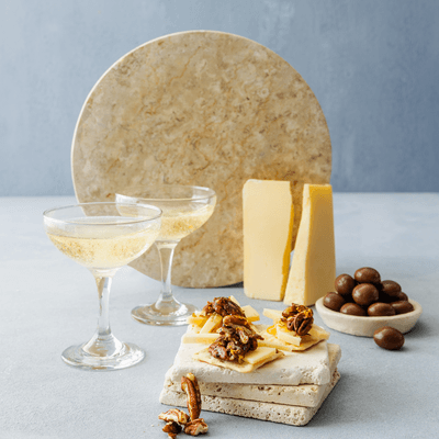 Brandy-pähkinäjuustoa, pekaanipähkinää ja hunajaa