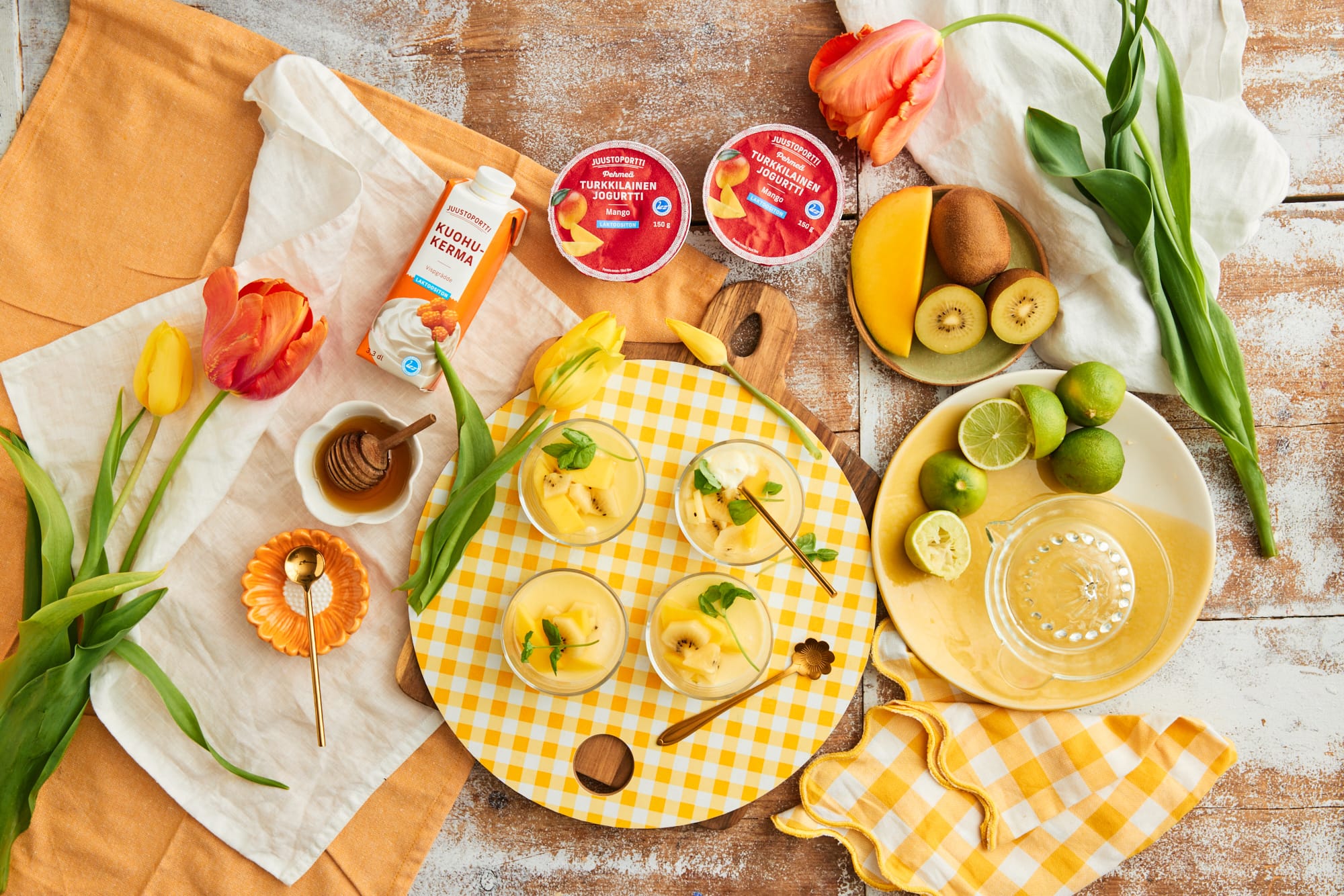Mangojogurtti-pannacotta ja marinoituja hedelmiä