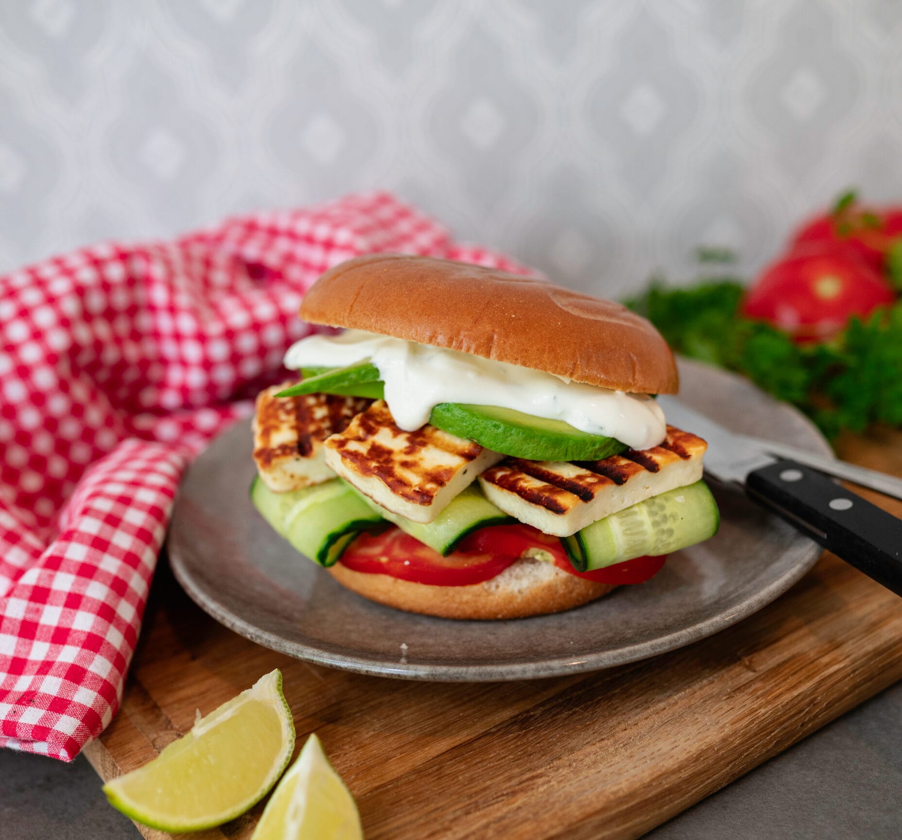 Kauden parhaat burgerit syntyvät tällä ohjeella, jonka Harri Syrjänen on meille tehnyt. Ota testiin ja herkuttele!
