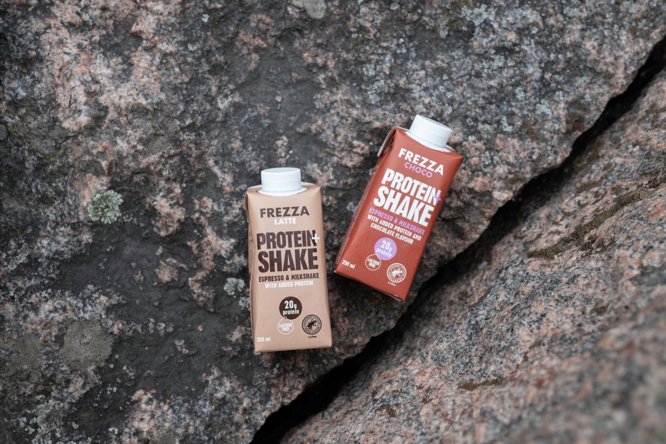 Frezza Proteiinikahvipirtelö on ainutlaatuinen proteiinijuoma, joka yhdistää espresson energian, proteiinin voiman ja pirtelön pehmeyden. GET FREZZA!