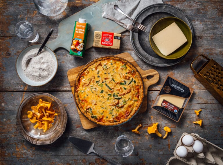 Herkullinen piirakka syntyy metsän sienistä, brandy-pähkinäjuustosta ja sipulikermasta. Joko olet kokeillut?