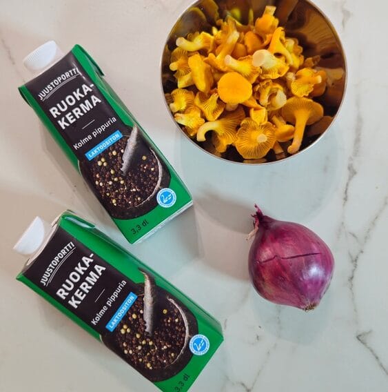 Juustoportin pippurikermaa voi käyttää monenlaiseen kokkailuun. Kokeile vaikka kastikkeisiin, keittoihin, uuniruokiin ja pastoihin.