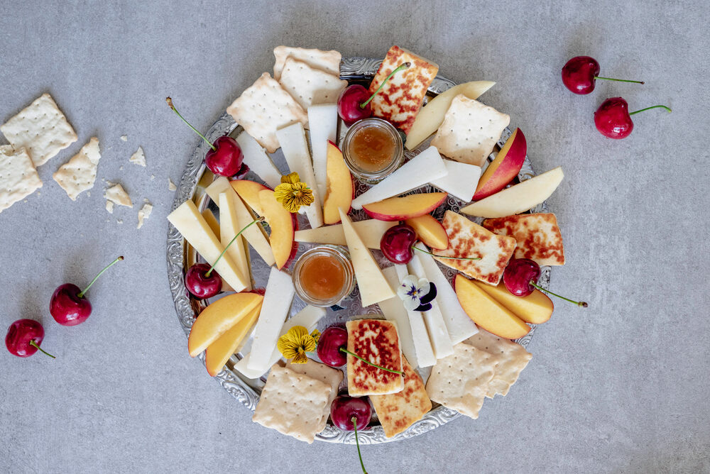 Herkullinen juustotarjotin Juustoportin juustoista. Juhlat tai illanistujaiset, juustotarjotin toimii aina. Poimi vinkit!