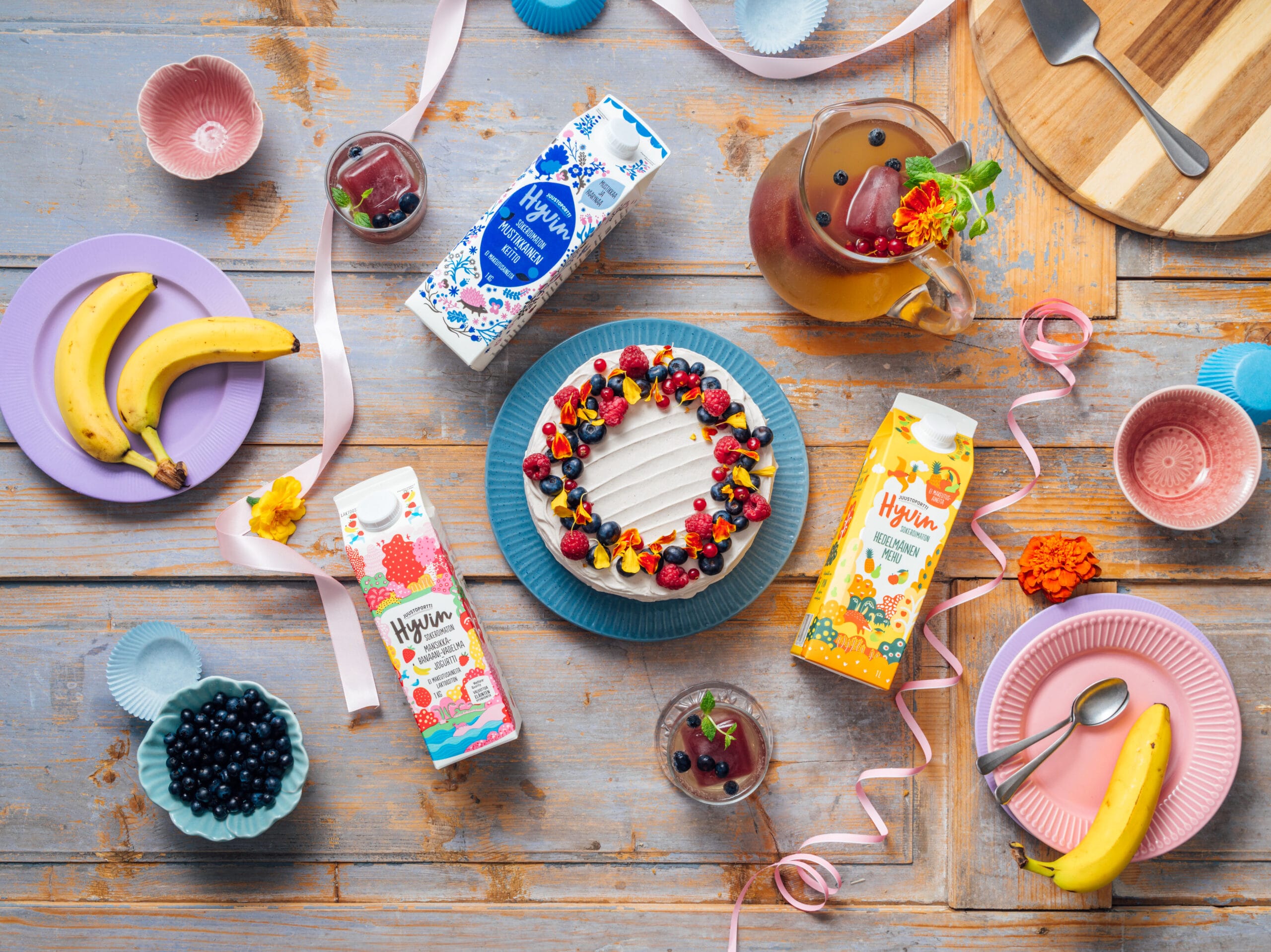 Sokeroimaton syntymäpäiväkakku saa makunsa banaaneista sekä HYVIN jogurtista, täyte mustikoista ja HYVIN mustikkaisesta keitosta.